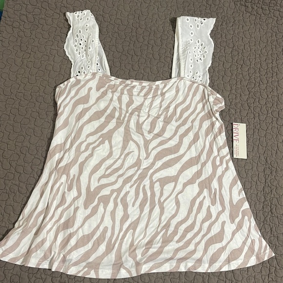 Women’s eyelet flutter-sleeve top - Picture 2 of 10